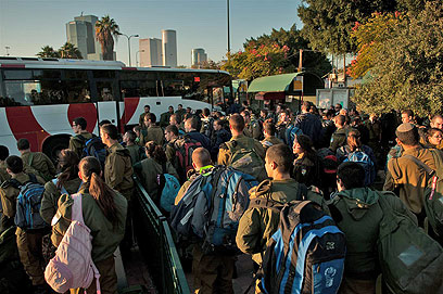 אין רכבות, נוסעים באוטובוס. העומס במסוף בתל אביב, הבוקר (צילום: ירון ברנר) (צילום: ירון ברנר)