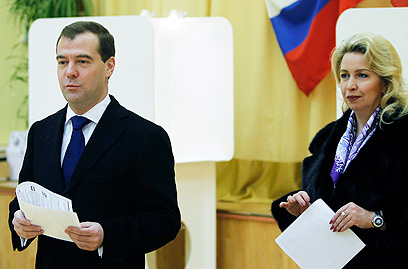 מדבדב יחליף תפקידים עם רה"מ. הזוג הנשיאותי משדר דמוקרטיה (צילום: AP) (צילום: AP)