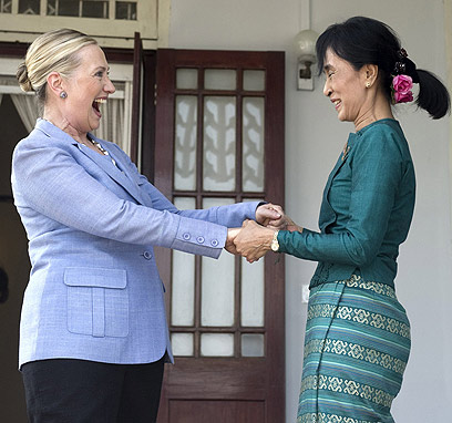 קלינטון בפגישה עם אונג סן סו צ'י במיאנמר (צילום: AFP) (צילום: AFP)