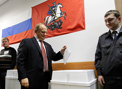 מנהיג המפלגה הקומוניסטית, גנאדי זיוגאנוב, מצביע (צילום: רויטרס) (צילום: רויטרס)