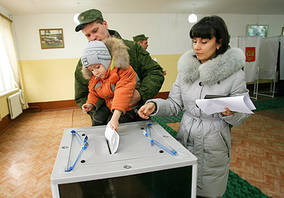 מצביעים ברוסיה אתמול. הישג נאה גם לקומוניסטים וללאומנים (צילום: רויטרס) (צילום: רויטרס)