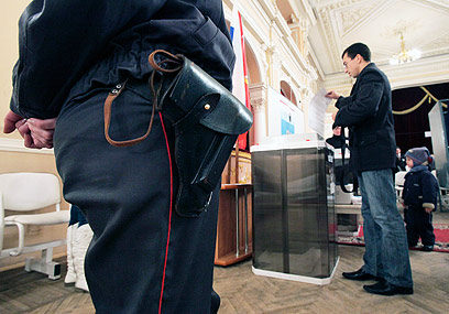 מצביעים בסנט פטרסבורג, רוסיה (צילום: AP) (צילום: AP)