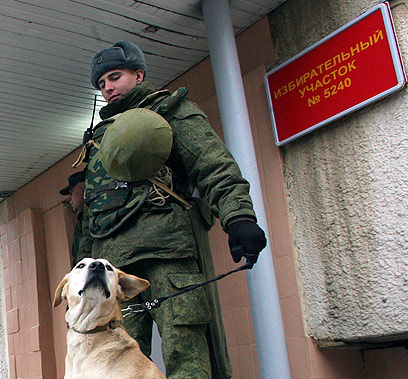 חייל רוסי משגיח בכניסה לקלפי (צילום: רויטרס) (צילום: רויטרס)