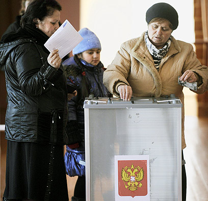 מצביעים בבחירות ברוסיה, היום (צילום: AFP) (צילום: AFP)