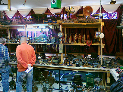 קונים ומוכרים. יריד העתיקות בחיפה  (צילום: יואב גלזנר) (צילום: יואב גלזנר)