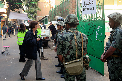 תחנת הצבעה בקהיר. האיסלאמיסטים ממשיכים להציג הישגים נאים (צילום: רויטרס) (צילום: רויטרס)
