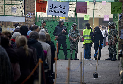 בתור לקלפי. המצרים העדיפו את המפלגות האיסלאמיות (צילום: רויטרס) (צילום: רויטרס)