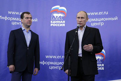 פוטין עם הנשיא דמיטרי מדבדב. יתחלפו בתפקידים (צילום: MCT) (צילום: MCT)