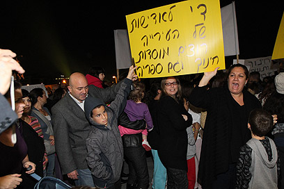 תושבי השכונה במסר לראש העיר, איציק אוחיון (צילום: אורן אהרוני) (צילום: אורן אהרוני)
