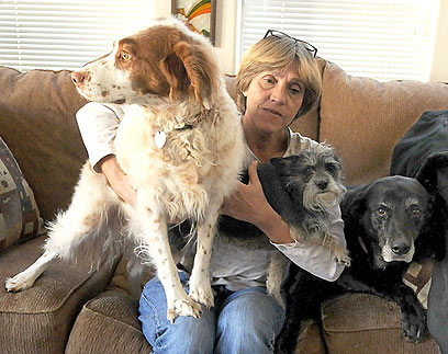 ג'ונס עם שלושת כלביה בביתה. "הייתי היסטרית" (צילום: AP) (צילום: AP)