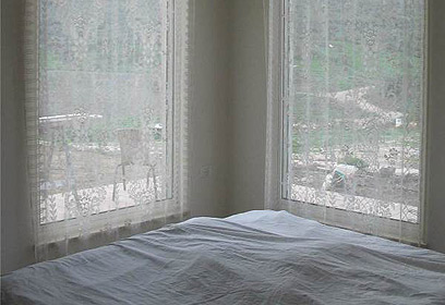 ישוט אמיתי בחדר. הנוף שנשקף מחדר השינה (צילום: ברק פאוסט/ארנון אשד ) (צילום: ברק פאוסט/ארנון אשד )