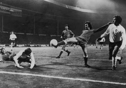 טומשבסקי (משמאל) במשחק נגד אנגליה במוקדמות מונדיאל 74' (צילום: gettyimages) (צילום: gettyimages)