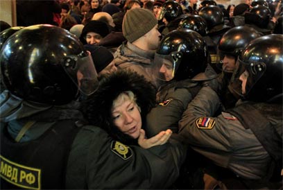 "בושה, בושה", קראו המפגינים בסנט פטרבורג (צילום: AP) (צילום: AP)