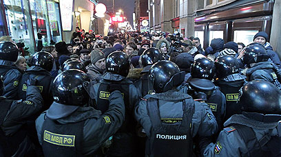 השוטרים ברחובות מוסקבה. נערכים למהומות (צילום: EPA ) (צילום: EPA )