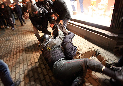 עימות בין מפגינים לשוטרים במוסקבה (צילום: AP) (צילום: AP)