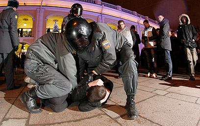 "רוצים רוסיה נטולת פוטין". מעצר מפגין בסנט פטרבורג (צילום: AP) (צילום: AP)