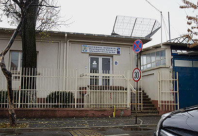 הכניסה למתקן הכליאה הסודי של ה-CIA בבוקרשט (צילום: AP) (צילום: AP)