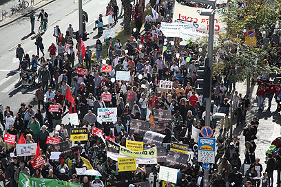 כאלף צועדים בהפגנת זכויות האדם בתל אביב (צילום: מוטי קמחי) (צילום: מוטי קמחי)