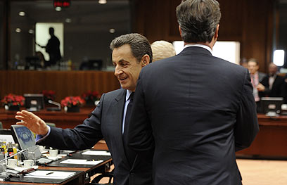 התעלמות מכוונת או מקרית? קמרון וסרקוזי (צילום: AFP) (צילום: AFP)