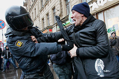 מחאה חסרת תקדים נגד פוטין. מעצר מפגין בסנט פטרבורג (צילום: AP) (צילום: AP)