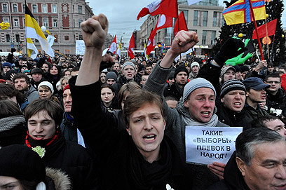 מפגינים נגד פוטין והשלטונות בסנט פטרסבורג בשבת (צילום: AFP) (צילום: AFP)