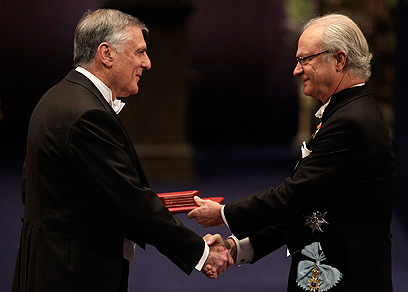 פרופ' דן שכטמן מקבל את הפרס ממלך שבדיה, הערב (צילום: AP) (צילום: AP)