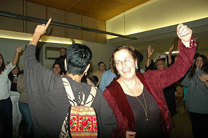 אביבה שליט רוקדת עם הפעילים (צילום: אבי זולי   ) (צילום: אבי זולי   )