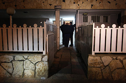 בכניסה לבית בקריית מוצקין (צילום: אבישג שאר ישוב) (צילום: אבישג שאר ישוב)