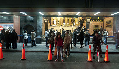 שיבושי חשמל נרשמו בעיר הבירה. תושבים במכסיקו סיטי (צילום: AFP) (צילום: AFP)