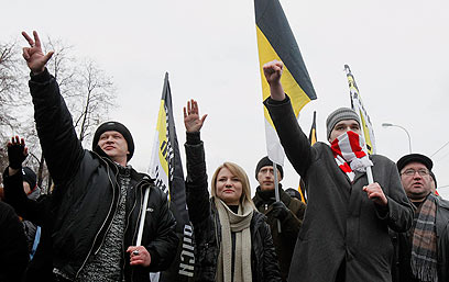 הפגנת לאומנים במוסקבה. "מתאמנים בדמוקרטיה שבאה מלמטה" (צילום: רויטרס) (צילום: רויטרס)