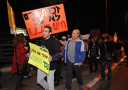המפגינים נגד המסתננים בדרום תל-אביב (צילום: ירון ברנר) (צילום: ירון ברנר)