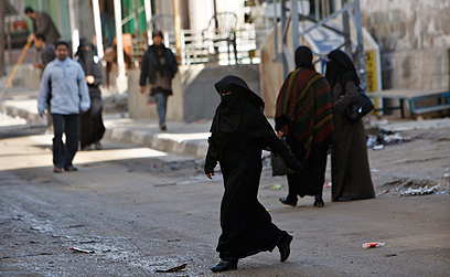 כמו באיראן. אישה מכוסה מכף רגל עד ראש במחנה הפליטים א-שאטי (צילום: AP) (צילום: AP)