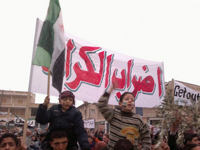 מפגינים נגד סוריה באידליב אתמול (צילום: רויטרס) (צילום: רויטרס)
