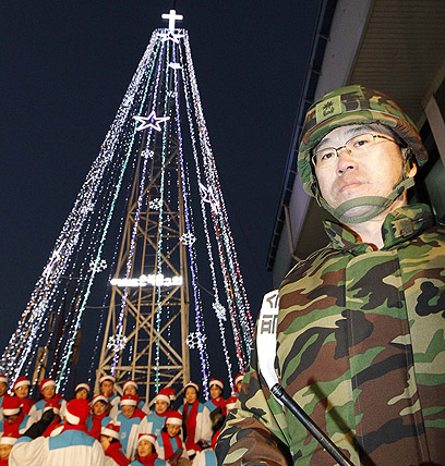 חייל דרום-קוריאני שומר על מגדל דמוי עץ לחג. האבטחה תתוגבר (צילום: AFP) (צילום: AFP)