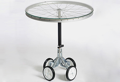 שולחן קפה מחלקי אופניים (צילום: ינון קמחי) (צילום: ינון קמחי)