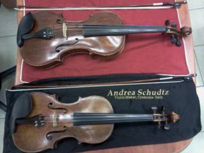 הכינורות שהוצעו למכירה על ידי החשודים  (צילום: משטרת ישראל) (צילום: משטרת ישראל)