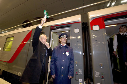 קדימה לדרך! בתחנת הרכבת בברלין (צילום: AFP) (צילום: AFP)
