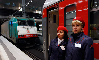 מתנדבות בתחנה בברלין. בערב הרכבת כבר הייתה בפריז (צילום: רויטרס) (צילום: רויטרס)