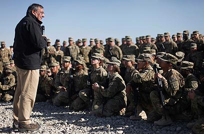 שר ההגנה פאנטה עם חיילים באפגניסטן (צילום: AP) (צילום: AP)