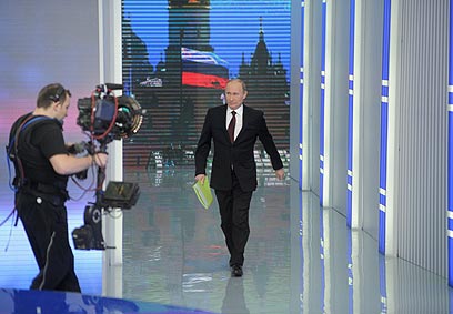 "לא היו זיופים". פוטין נכנס לאולפן הטלוויזיה (צילום: AFP) (צילום: AFP)