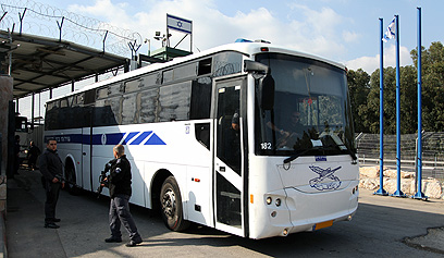 אוטובוס אסירים בדרכו לכלא עופר ביום חמישי. ישוחררו לגדה (צילום: אבישג שאר-ישוב) (צילום: אבישג שאר-ישוב)