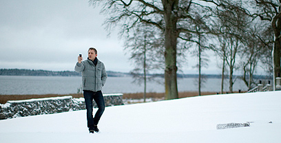 דניאל קרייג על רקע הנופים המושלגים בשבדיה ()