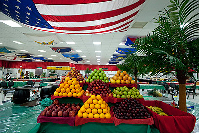 חדר האוכל בשגרירות ארה"ב המבוצרת (צילום: רויטרס) (צילום: רויטרס)