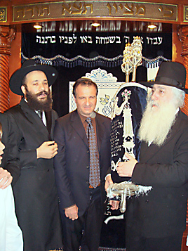 ז'ילבר בן-חמו עם הרב דוד פינטו והרב שי עמר