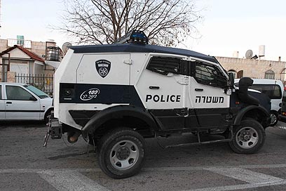 רכב משטרתי ליד הדירה (צילום: עידו ארז) (צילום: עידו ארז)