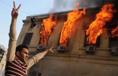 מפגין בקהיר. "האיסלאם אסר על שפיכות דמים"  (צילום: AFP) (צילום: AFP)