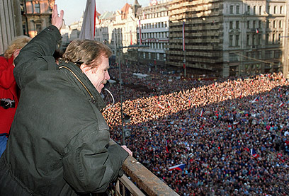 הנהיג את מדינתו במתינות במעבר לדמוקרטיה. האבל בפראג, 1989 (צילום: AFP) (צילום: AFP)