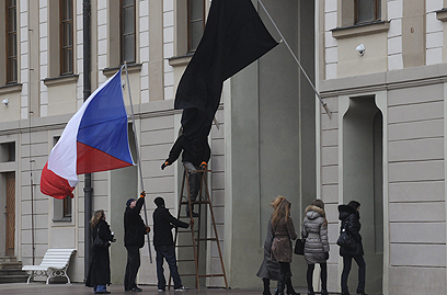 דגל שחור מתנוסס מעל ארמון הנשיאות בבירה (צילום: AFP) (צילום: AFP)