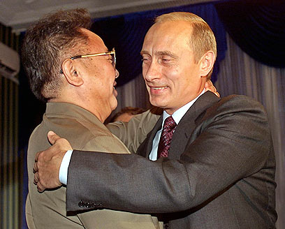 עם ראש ממשלת רוסיה והנשיא דאז, ולדימיר פוטין. קומוניזם בלבד (צילום: AP) (צילום: AP)