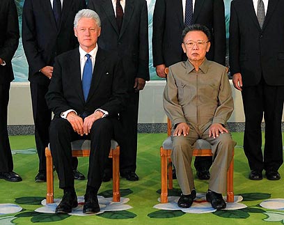 קים ג'ונג איל עם קלינטון ב-2009. אולברייט התרשמה שהוא אינטליגנט (צילום: AP) (צילום: AP)